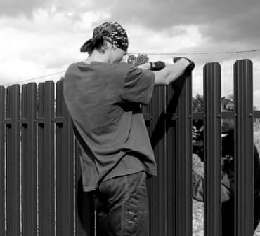 Удобный быстрый монтаж в Шымкенте забора из евроштакетника